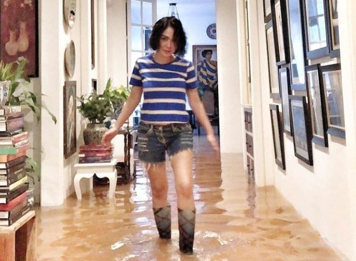 membersihkan rumah setelahbanjir